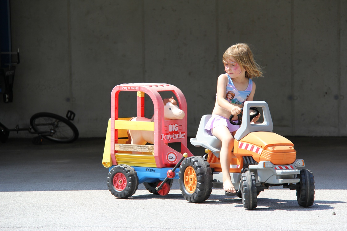 Kindertraktor mit Anhänger